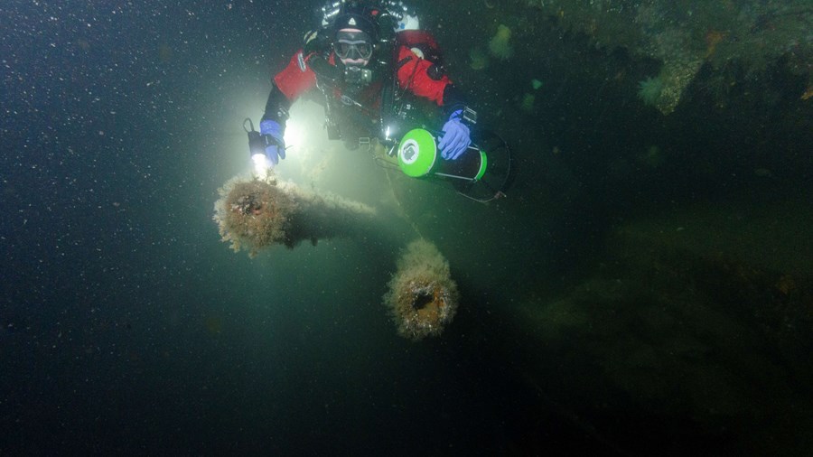 Foto: Dykkeren Hallvard Winterseth tar en titt på luftvernkanonene på Blücher. Dybden er 76 meter.