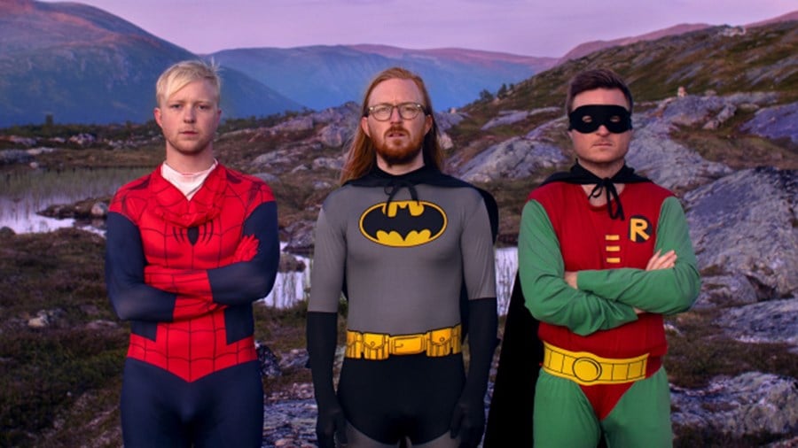 Tre unge menn med superheltkostyme med fjell i bakgrunnen