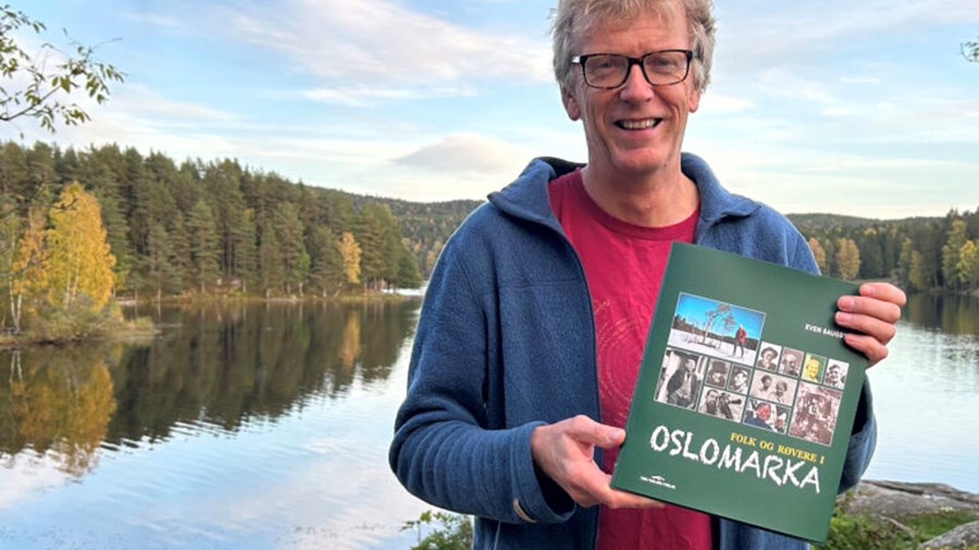 Bilde av Even som holder boken "folk og røvere i oslomarka"
