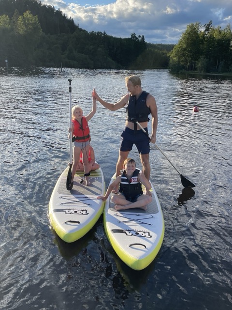 Koser seg på SUP