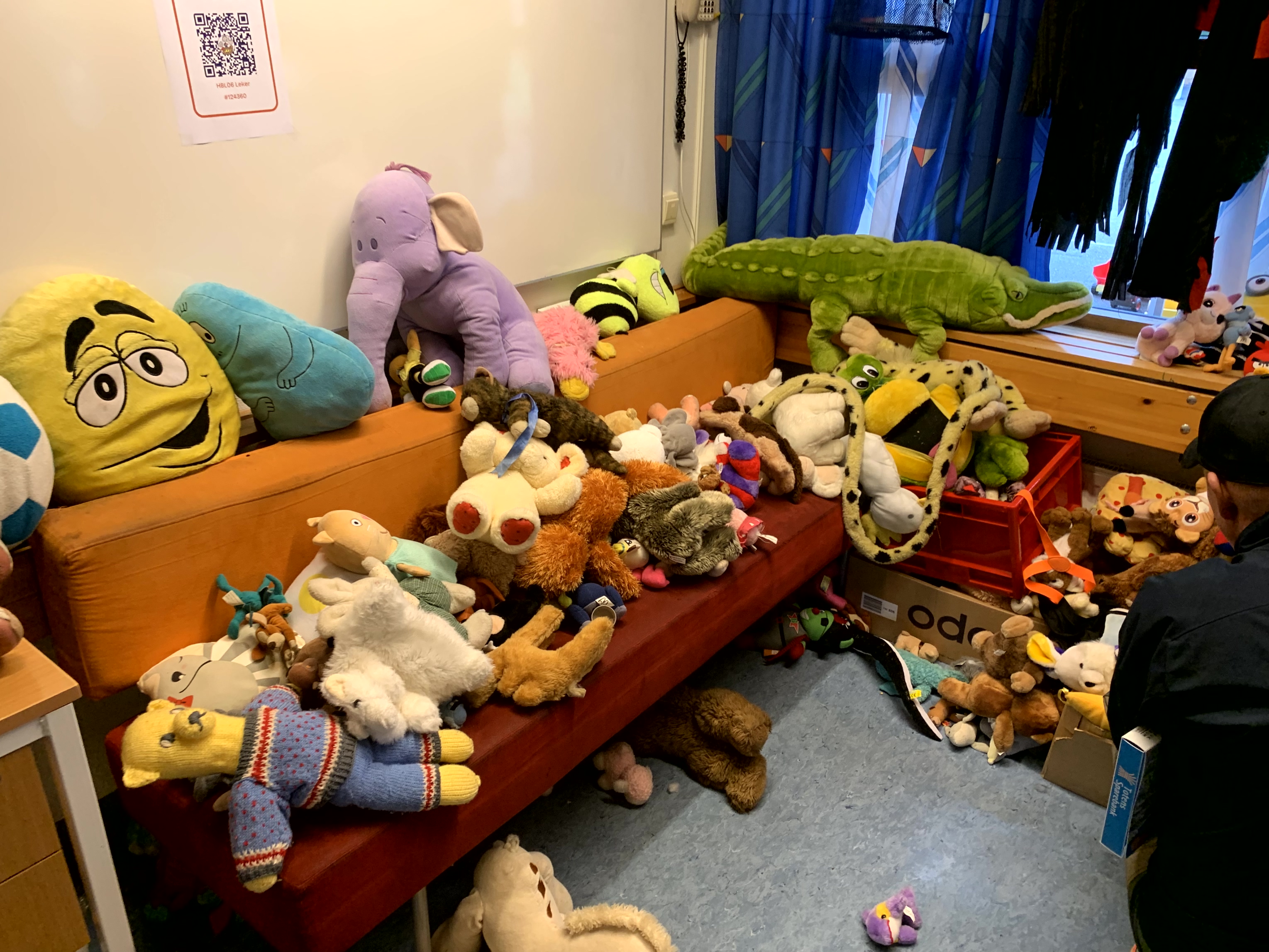 Vi fyller opp tre klasserom med leker. 