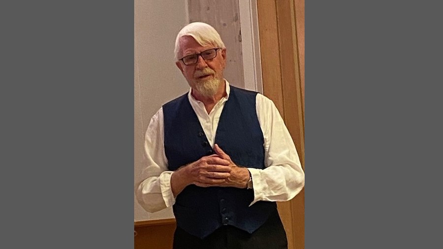 bilde av mann i hvit skjorte og mørk vest