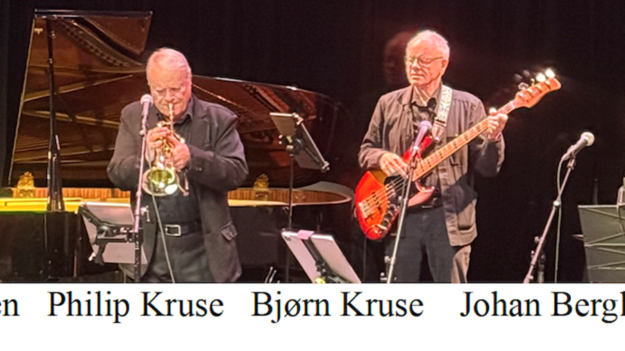 Fem voksne menn som spiller henholdsvis piano, trompet, bass, saksofon og trommer.