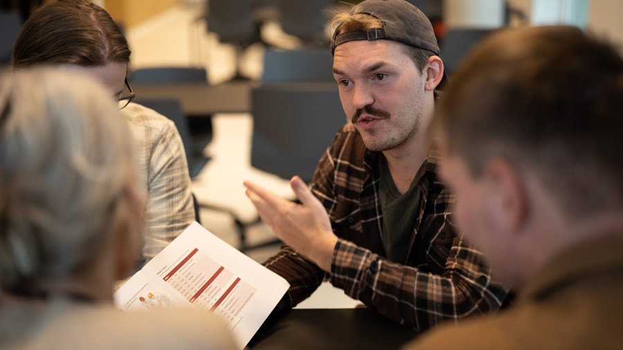 Mennesker som snakker om innholdet i en bok