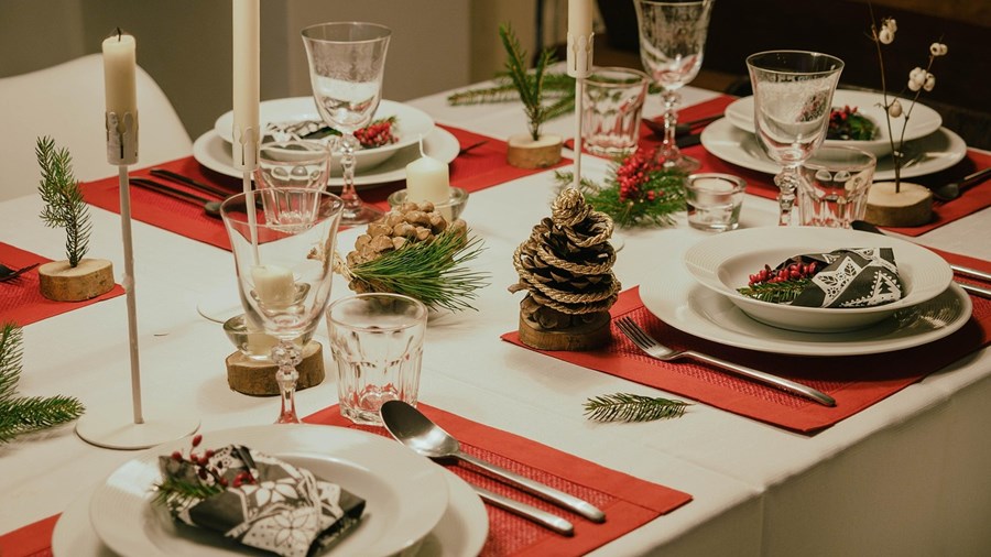 Pent oppdekket middagsbord med juledekorasjoner