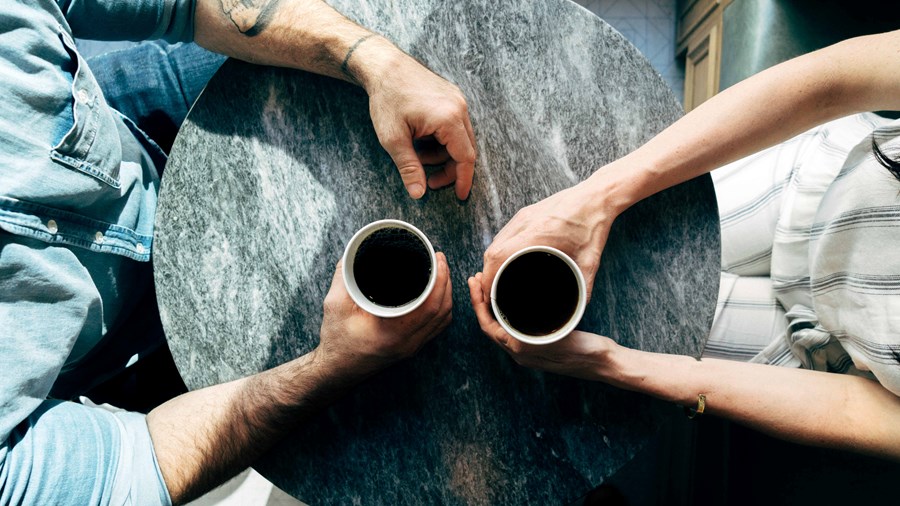 mennesker som snakker sammen og drikker kaffe