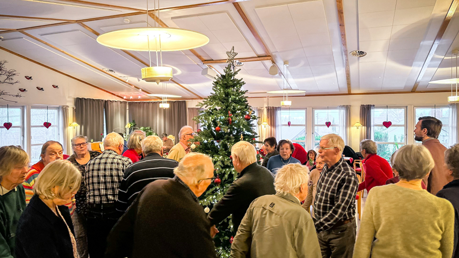 bilde av mennesker som går rundt et juletre