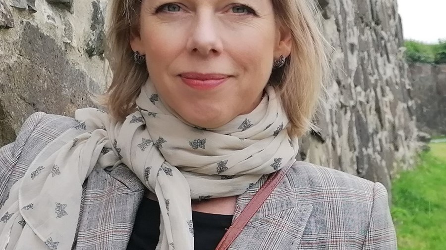 Kvinne foran ruiner