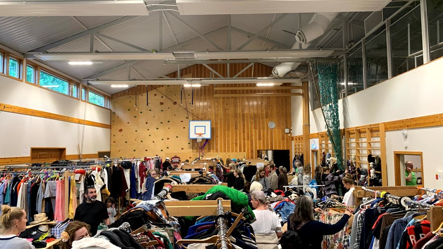 2 store gymsaler med klær, pent sortert i flere avdelinger
