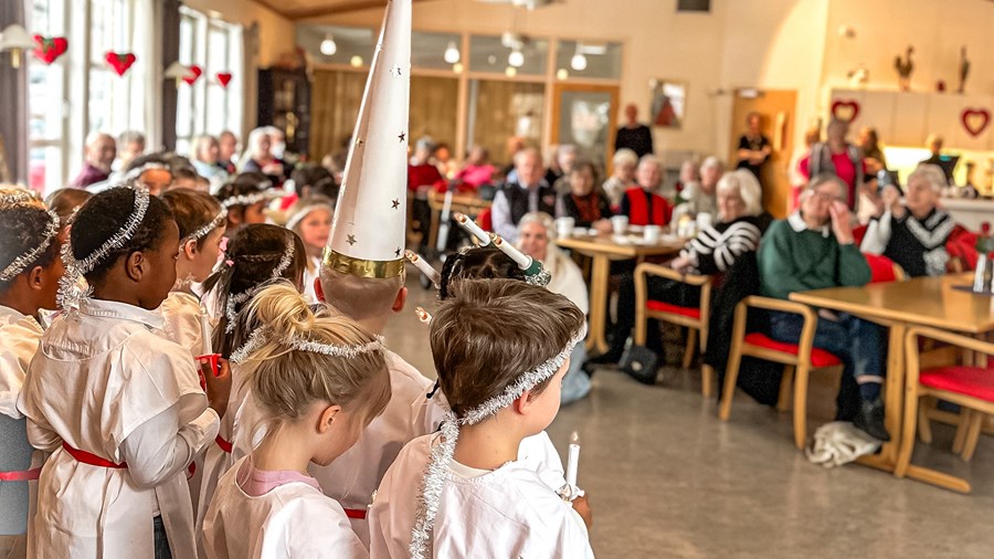 bilde av barn kledd i hvite lucia kostymer